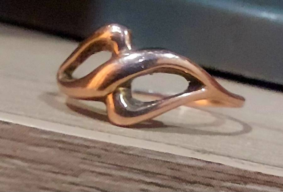 SOLID 9CT GOLD LADIES RING