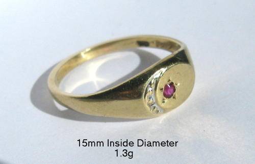 9ct Gold - Beautiful signet Ring