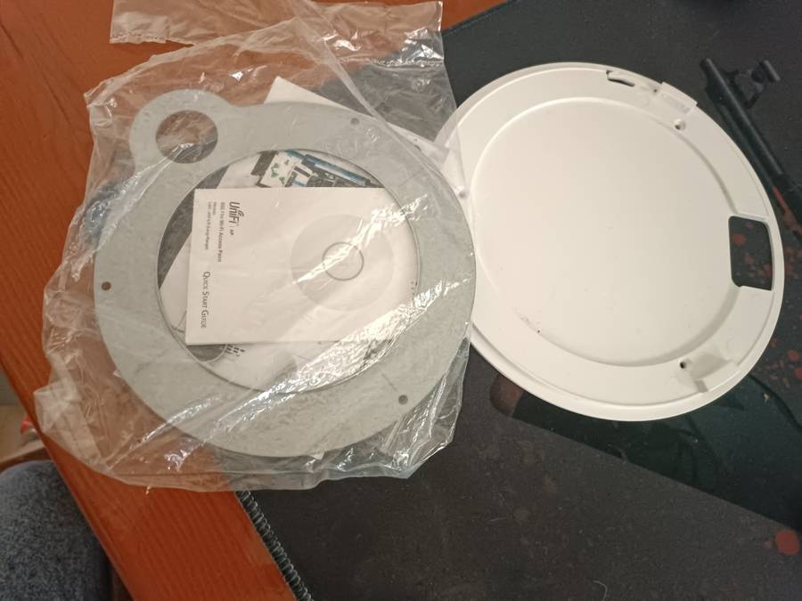 Ubiquiti UniFi AP + POE Injector + Ceiling Mount with Bracket