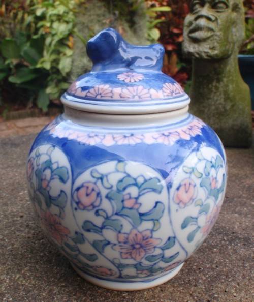 CHINESE - BEAUTIFULLY HAND PAINTED IN TRADITIONAL `MING BLUE PORCELAIN` JAR WITH LID - GORGEOUS