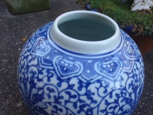 CHINESE - BEAUTIFUL BLUE AND WHITE GINGER JAR - GORGEOUS DESIGNS