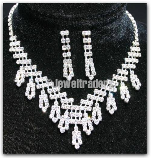JT - **NEW!!** AUSTRIAN CRYSTAL Necklace & Earring Set