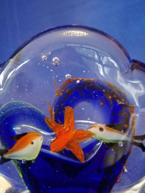 Murano ? Fish Feeding Aquarium Glass Paperweight