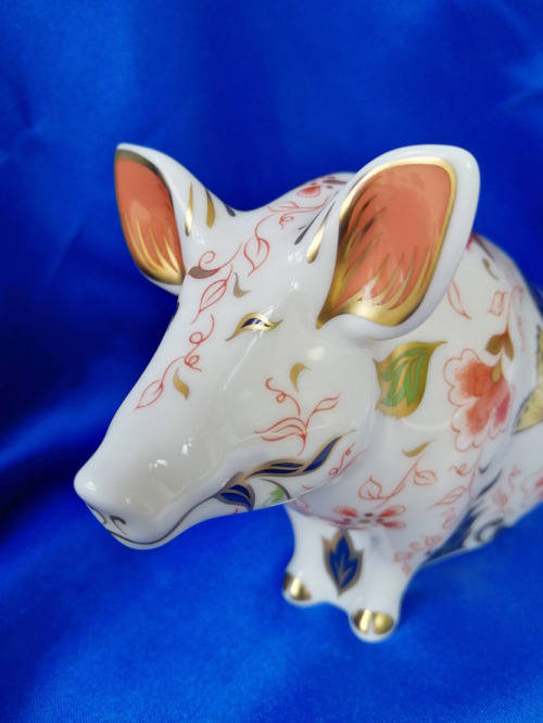 Royal Crown Derby Large Sitting Pig Paperweight - Gold Stopper