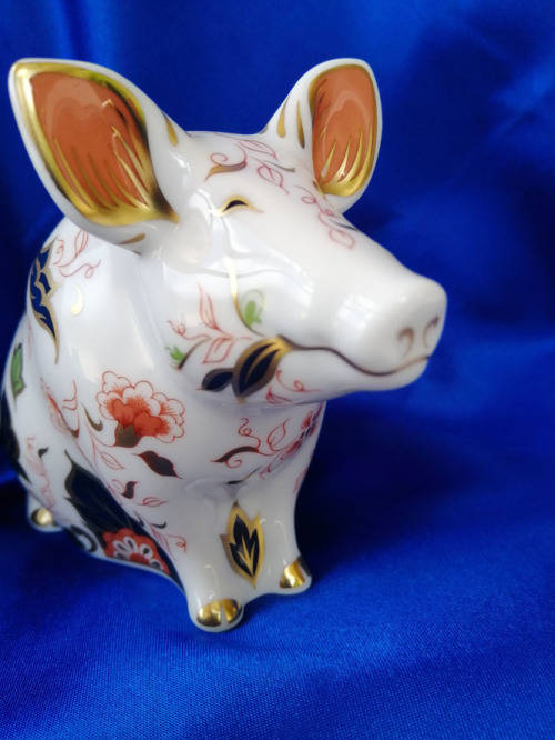 Royal Crown Derby Large Sitting Pig Paperweight - Gold Stopper