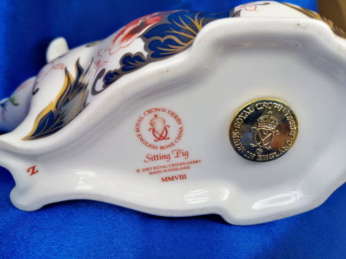 Royal Crown Derby Large Sitting Pig Paperweight - Gold Stopper