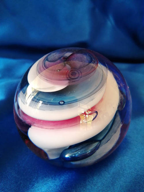 Stunning Caithness Dizzy Pink Glass paperweight *