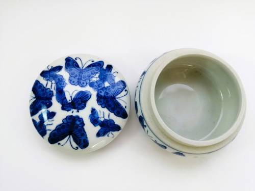 Genuine Ming blue and White Butterfly trinket box -Round
