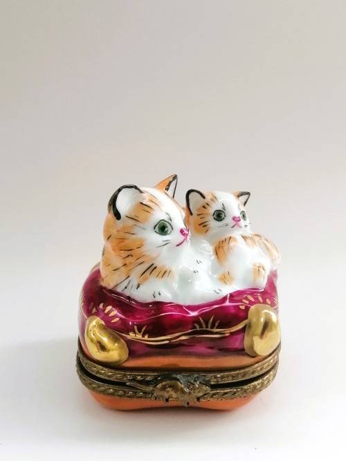 Limoges France Chamart Kittens on cushion Je Peint Main Marque
