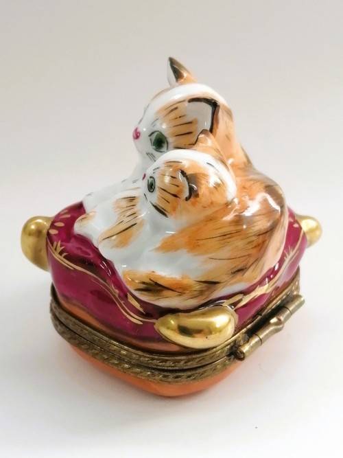 Limoges France Chamart Kittens on cushion Je Peint Main Marque