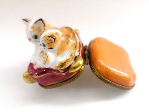 Limoges France Chamart Kittens on cushion Je Peint Main Marque