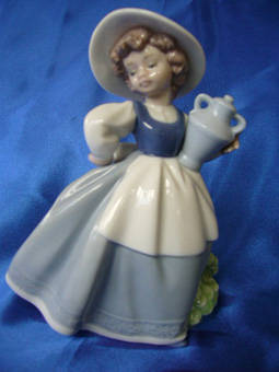 NAO LLADRO FIGURINE - Lady Holding Jug