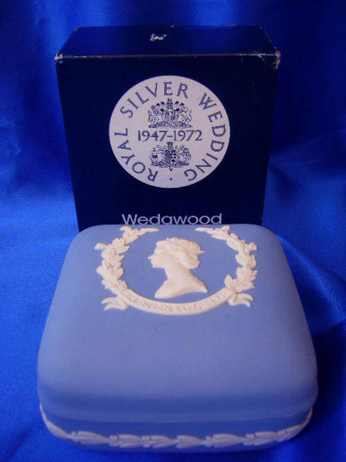 ****** Vintage Wedgewood Jasper Blue Trinket Box "Royal Silver Wedding" ******