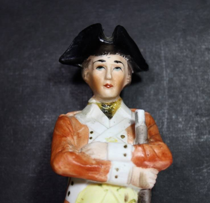 Figurine of 1st Pennsylvania 1775 Rifleman by Royal Crown.