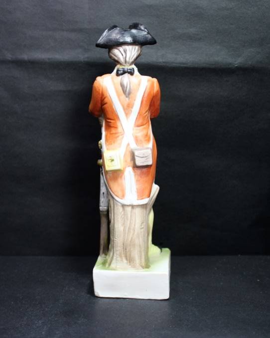 Figurine of 1st Pennsylvania 1775 Rifleman by Royal Crown.