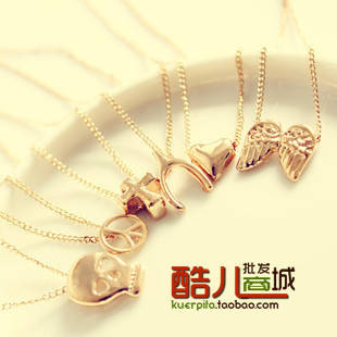 Fashion Golden Necklace with Meaningful Pendant