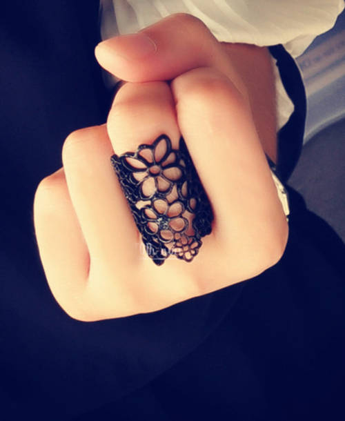 Beautiful Hollow Flower Pattern Ring - Gold, Black