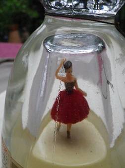 Incredible! VINTAGE BOLS MUSICAL BALLERINA CURACAO LIQUEUR BOTTLE. SEALED. WORKS PERFECTLY