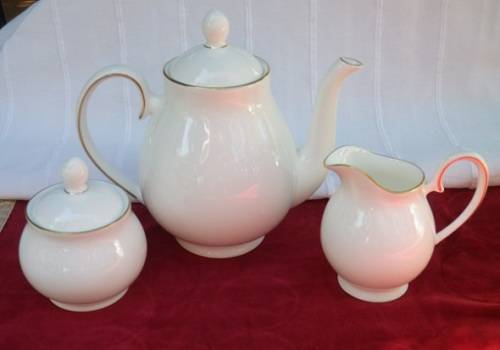 CLASSIC ELEGANCE! ROYAL DOULTON 'SIGNATURE GOLD" FINE BONE CHINA  22 PIECE TEASET