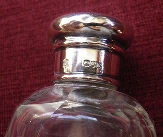 Hallmarked Sterling Silver lidded Vintage panel cut glass cologne/perfume travelling bottle. London