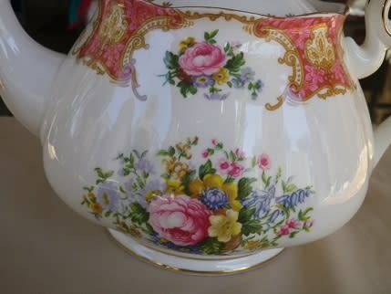 Exquisite rare ROYAL ALBERT "LADY CARLYLE"  medium size teapot. Excellent condition.