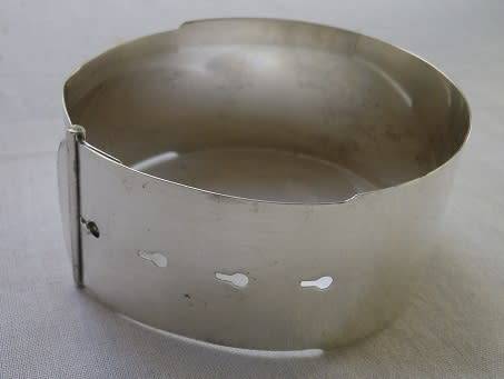 Lovely wide vintage belt style hallmarked silver adjustable bracelet. 29 grms width: 3cmx 23.5cm lon