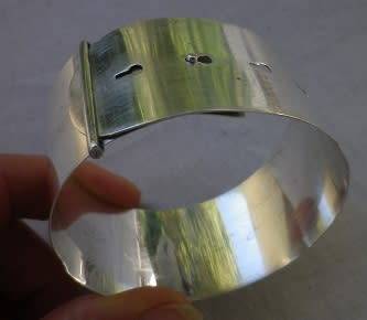 Lovely wide vintage belt style hallmarked silver adjustable bracelet. 29 grms width: 3cmx 23.5cm lon