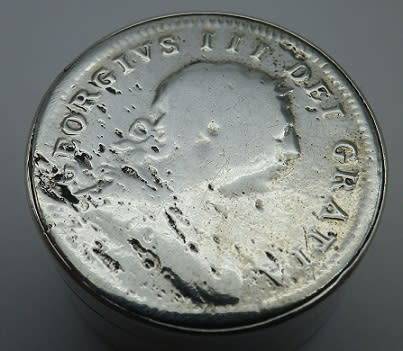 Sterling Silver pill pot with coin lid 1805 TEN PENCE IRISH BANK TOKEN.GEORGE III 12grms 2.3x 1.3 cm