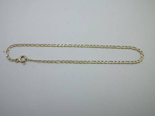 Dainty 9ct yellow flat link gold bracelet. 19 cm long 0.9grm