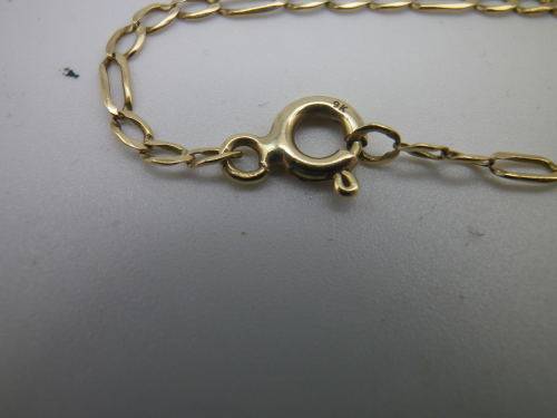Dainty 9ct yellow flat link gold bracelet. 19 cm long 0.9grm