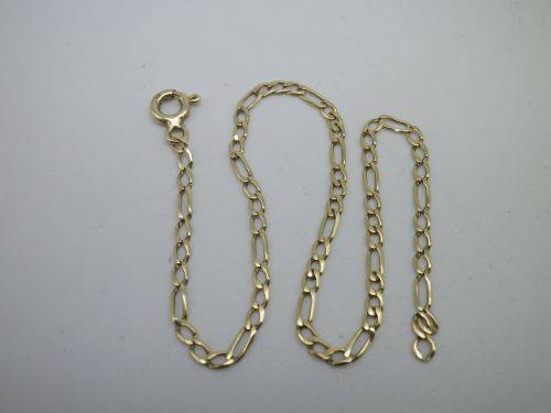 Dainty 9ct yellow flat link gold bracelet. 19 cm long 0.9grm