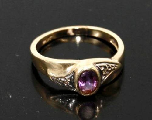 Beautiful 9ct Yellow Gold, Amethyst and diamond ring Size N