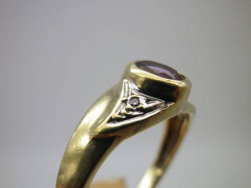 Beautiful 9ct Yellow Gold, Amethyst and diamond ring Size N
