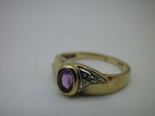Beautiful 9ct Yellow Gold, Amethyst and diamond ring Size N