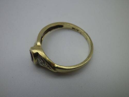 Beautiful 9ct Yellow Gold, Amethyst and diamond ring Size N