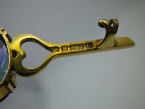 Hallmarked 9ct Yellow Gold and Rhinestone? Vintage Brooch. 5.7 cm long, 4.8 grms