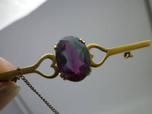 Hallmarked 9ct Yellow Gold and Rhinestone? Vintage Brooch. 5.7 cm long, 4.8 grms