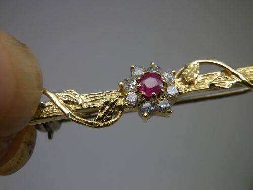 9ct Yellow Gold brooch, Ruby and Diamond Dainty Brooch. 1 gr. 3.5cm