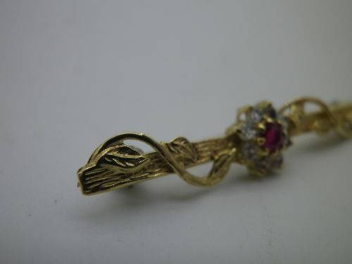 9ct Yellow Gold brooch, Ruby and Diamond Dainty Brooch. 1 gr. 3.5cm