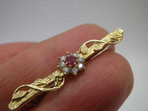 9ct Yellow Gold brooch, Ruby and Diamond Dainty Brooch. 1 gr. 3.5cm