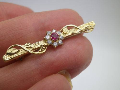 9ct Yellow Gold brooch, Ruby and Diamond Dainty Brooch. 1 gr. 3.5cm