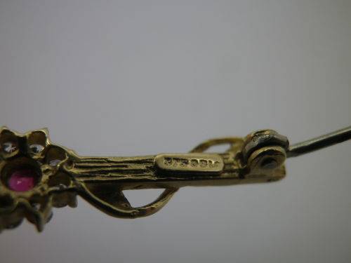 9ct Yellow Gold brooch, Ruby and Diamond Dainty Brooch. 1 gr. 3.5cm