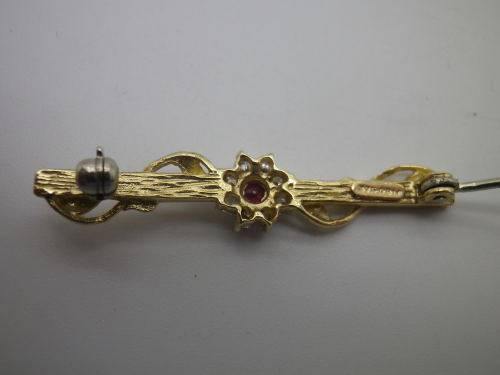 9ct Yellow Gold brooch, Ruby and Diamond Dainty Brooch. 1 gr. 3.5cm