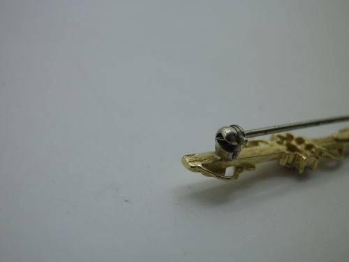 9ct Yellow Gold brooch, Ruby and Diamond Dainty Brooch. 1 gr. 3.5cm