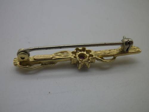 9ct Yellow Gold brooch, Ruby and Diamond Dainty Brooch. 1 gr. 3.5cm