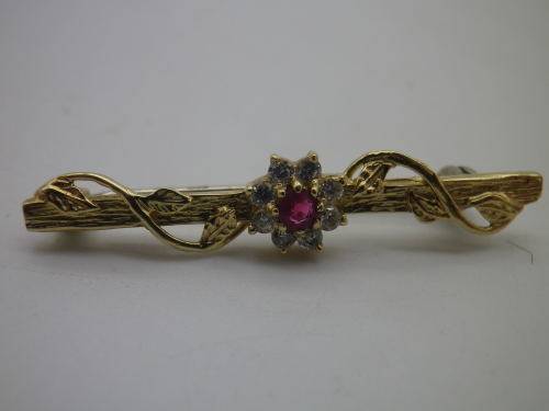 9ct Yellow Gold brooch, Ruby and Diamond Dainty Brooch. 1 gr. 3.5cm