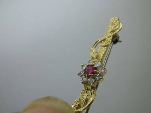9ct Yellow Gold brooch, Ruby and Diamond Dainty Brooch. 1 gr. 3.5cm