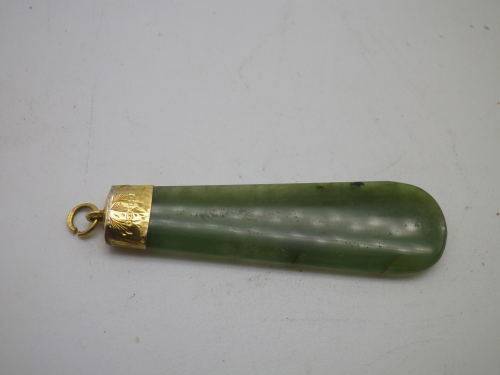 Hallmarked 9ct Gold and Jadite pendant. Birmingham, 1906. 5 x 1.3cm