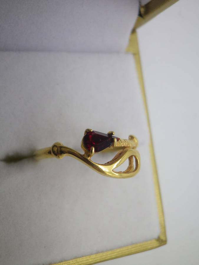 18ct Gold ring with red pear shaped stone- possibly Ruby. Size N. Approx 2grms