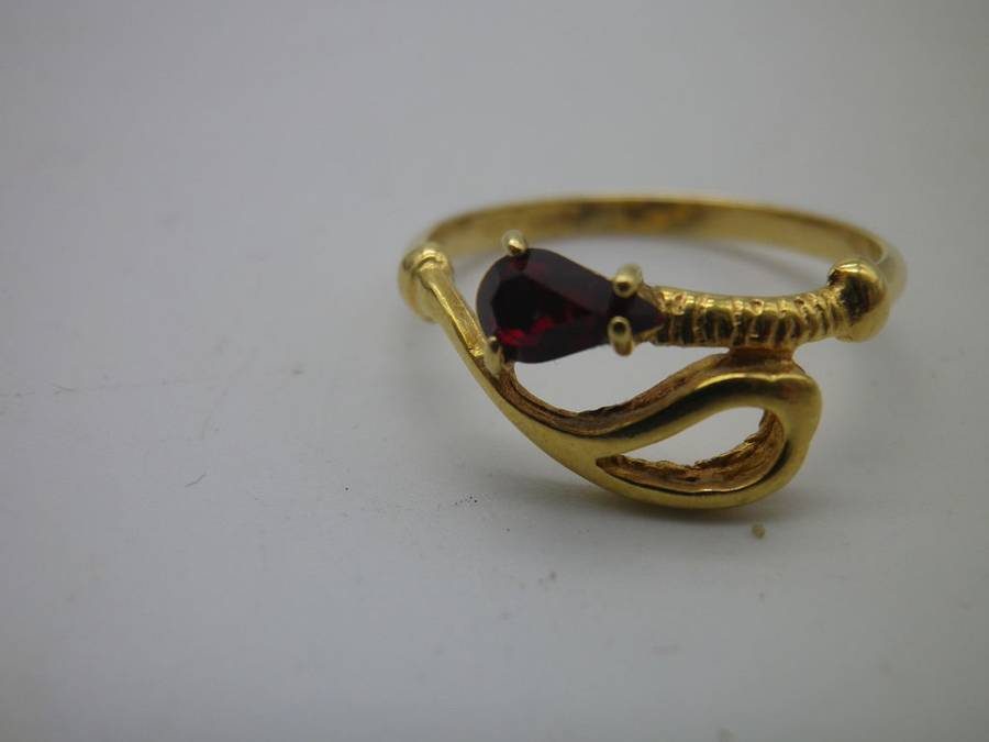 18ct Gold ring with red pear shaped stone- possibly Ruby. Size N. Approx 2grms